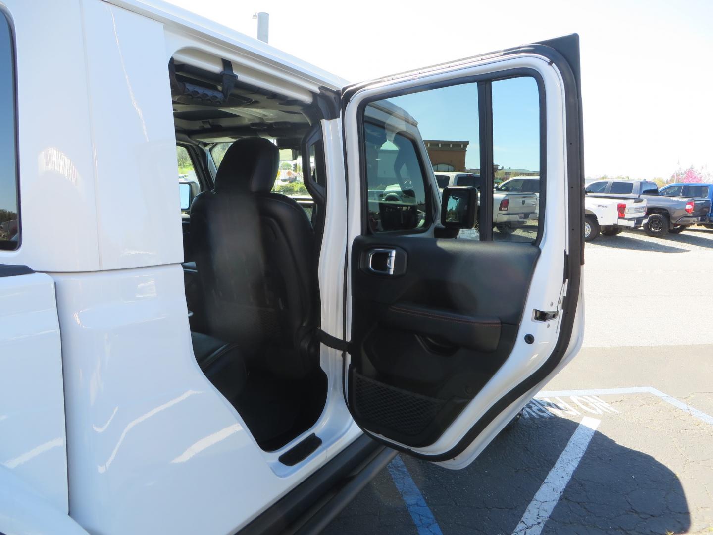 2021 White /Black Jeep Gladiator Mojave (1C6JJTEG5ML) with an 3.6L V6 DOHC 24V engine, automatic transmission, located at 2630 Grass Valley Highway, Auburn, CA, 95603, (530) 508-5100, 38.937893, -121.095482 - Mojave Edition Gladiator with 17" KMC wheels, 37" Cooper STT Pro tires, front bumper, Badlands winch, removable front license plate, and rock sliders. - Photo#54